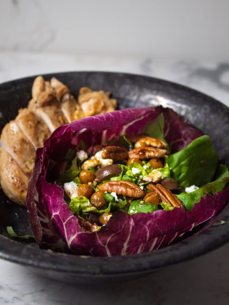 Ensalada de queso feta, kalamata y garbanzos con pollo asado. Aderezo de tahini y miel